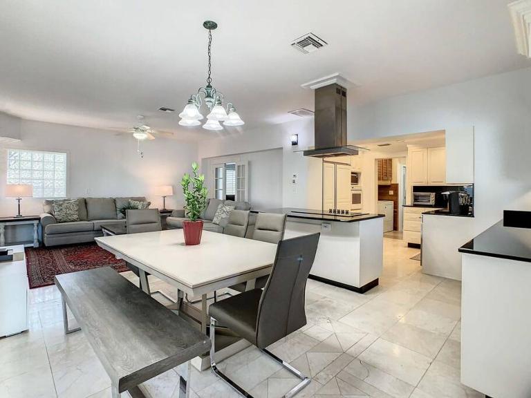 STEPS FROM THE BEACH, BEST LOCATION, 2 BDRM 2 BTH - B&B Clearwater Beach