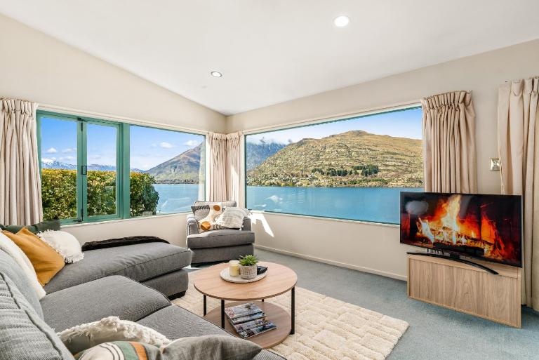 Lakefront Living at Remarkables Retreat 12 - Bed and Breakfast Queenstown