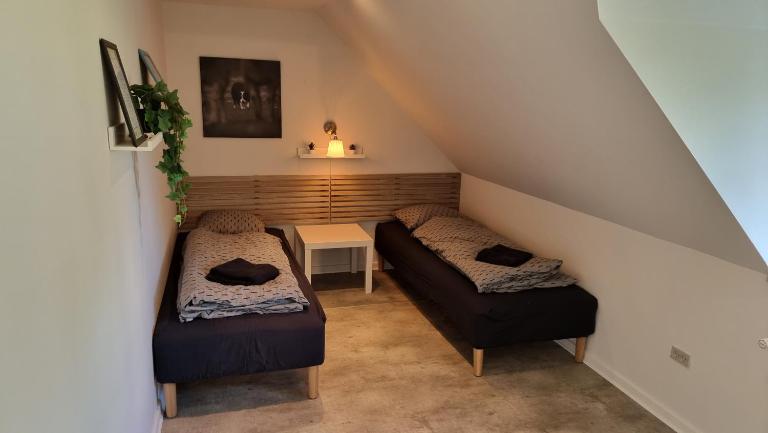 Værelse, tv-stue og spiserum uden vand, ikke køkken, på første sal , eget badeværelse i stueetagen - Ferienwohnung Kværndrup