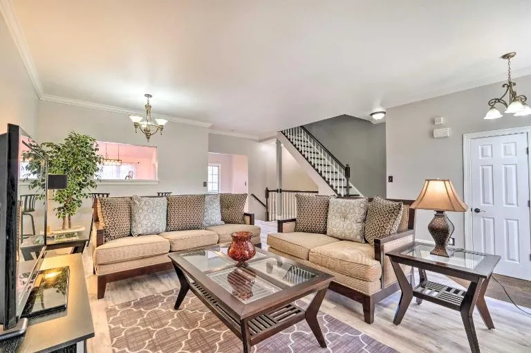 Pond-View Deck + Pool Table: Woodbridge Haven! - B&B Woodbridge
