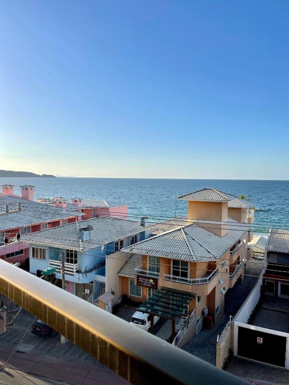 187 Apartamento 50m da Praia. Bela vista ao mar. Em Avenida principal de Bombinhas. - B&B Bombinhas