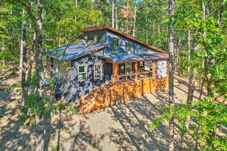 Chic Broken Bow Cabin with Hot Tub & Gas Grill! - B&B Broken Bow