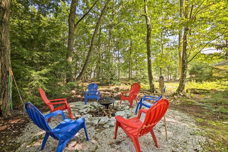 Walk to Lake: Game Room Getaway in Pocono Summit! - B&B Pocono Summit
