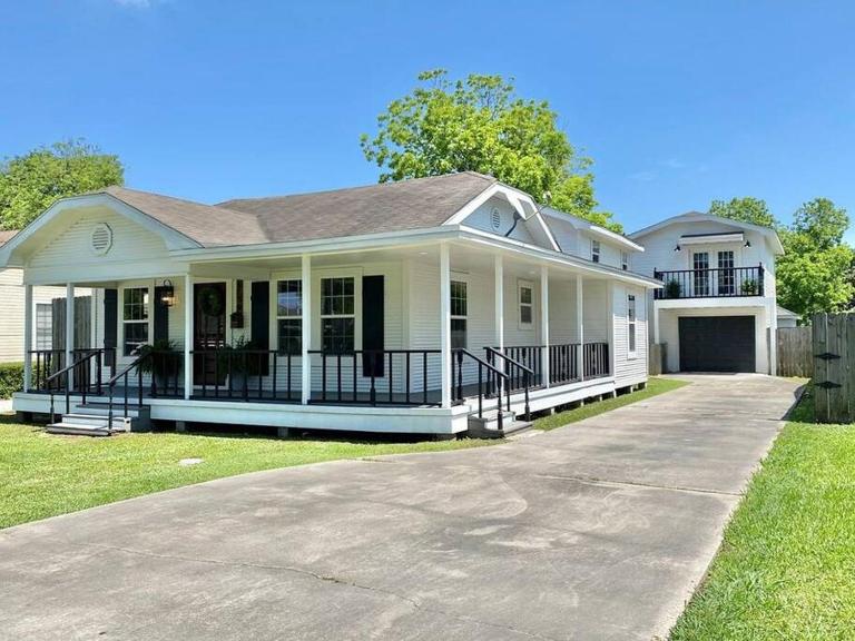 6 BRs Spacious Charming House, Great Neighborhood - B&B Groves