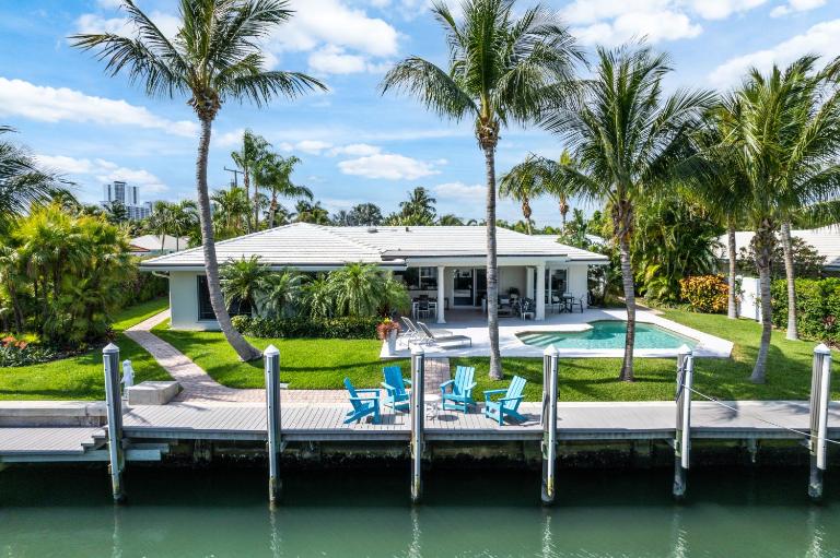 Seven Palms Waterfront- Private Dock, Heated Pool & Lanai -Walk to beach! by Maven Vacation Rentals - B&B West Palm Beach