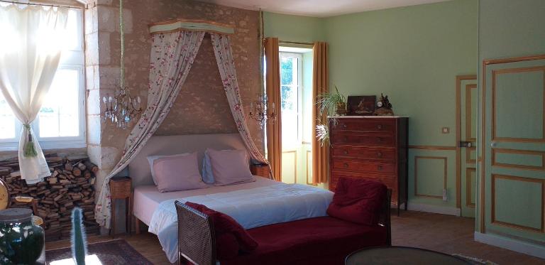 Chambre Louis XVI au Château de Champagne-Mouton - B&B Champagne-Mouton