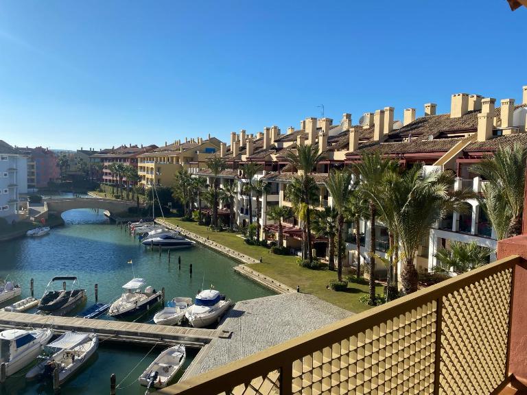 Apartamento con terraza sobre La Marina de Sotogrande - B&B San Roque