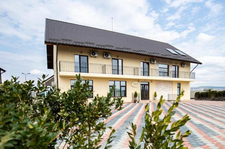 Pensiunea CAROL - B&B Faraoaní