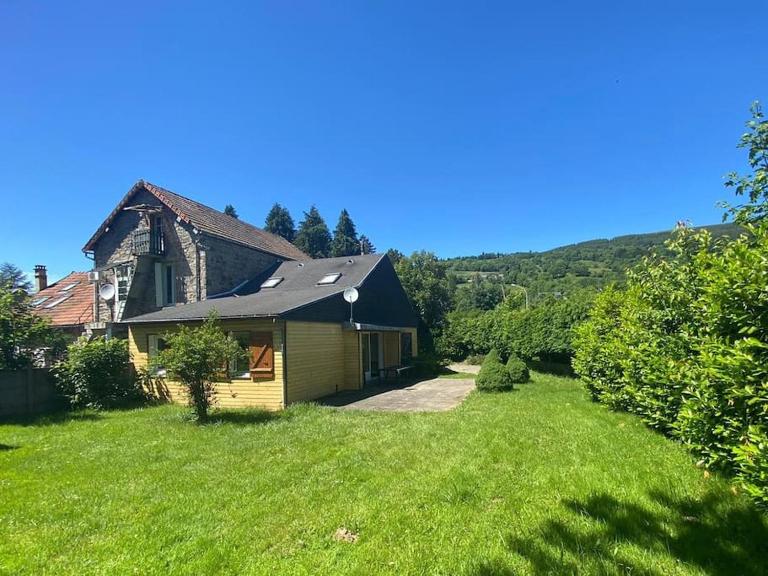 Maison lumineuse et spacieuse avec terrain - Ferienwohnung La Bourboule