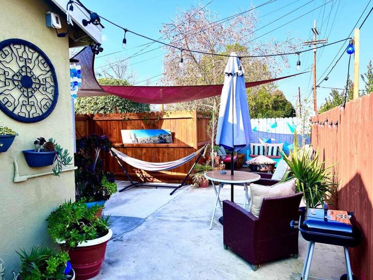 Hidden Gem LA 2bd house with dreamy backyard - B&B Encino