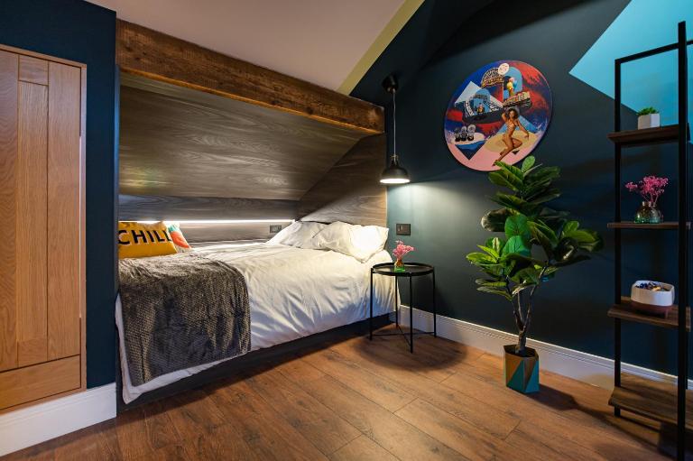 The Nest - Luxury 16 person Apt w jacuzzi & parking - B&B Blackpool