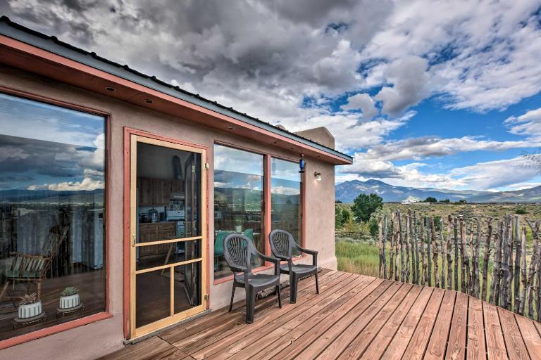 El Prado Duplex w/ Deck + Grill - 4 Mi to Town! - Chambres d'hôtes El Prado