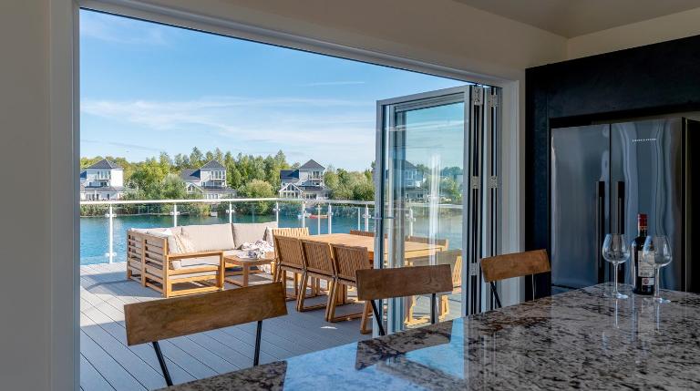 Gorgeous 4 bedroom Cotswolds home with lake view - B&B South Cerney