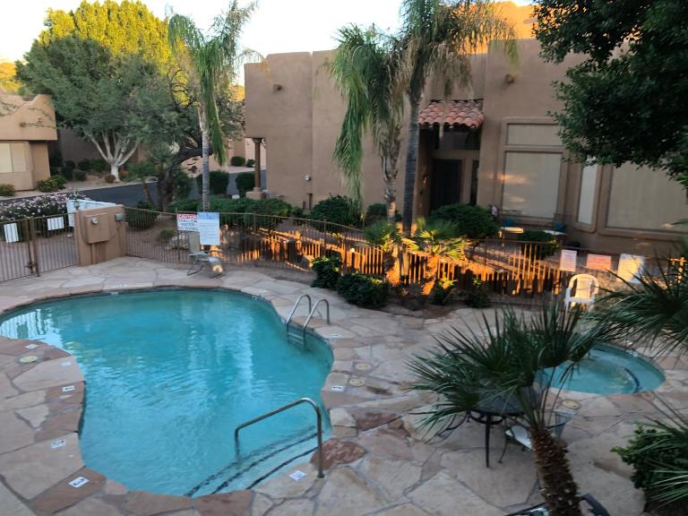 2 master suites and loft with kitchenette in upper level within our shared townhome - Bed and Breakfast Mesa