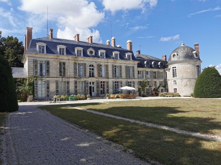 CHATEAU DES BARRES - Bed and Breakfast Sainpuits