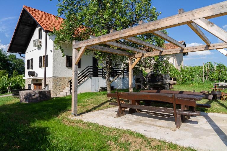 Andy's Holiday Home with HotTub & Sauna - Chambres d'hôtes Podbočje