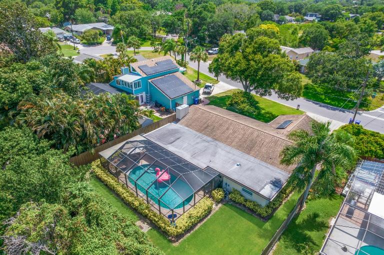 Spacious & Sunny Family Gem - Heated Pool, Firepit and Game Room - B&B Largo