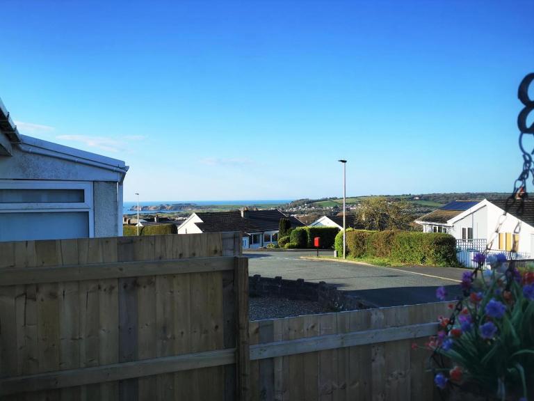 3-Bed 5-6 berth modernised bungalow! - Chambres d'hôtes Tenby