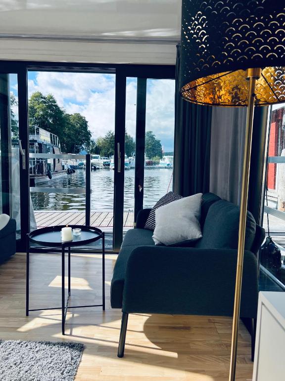 Waterview - Schwimmendes Ferienhaus auf dem Wasser mit Blick zur Havel, inkl Motorboot zur Nutzung - Ferienwohnung Fürstenberg/Havel