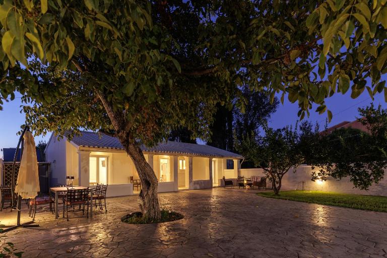 Walnut House - Peaceful Private Garden - Chambres d'hôtes Alepoú