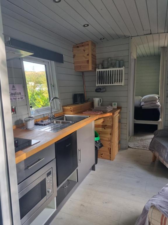 Glamping Hut - Sleeps 2 hot tub & parking - Chambres d'hôtes Garthbeibio