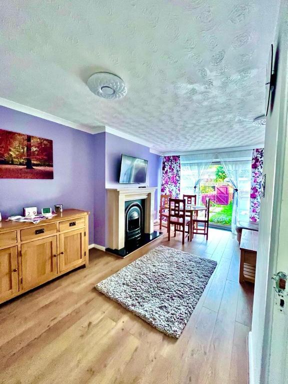 3 bed house in Walsall, perfect for contractors & leisure & free parking - B&B Walsall