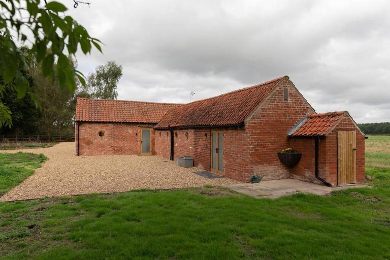 Lovely 1-bed studio & bathroom in converted barn near Newark Show-Ground - B&B Stapleford
