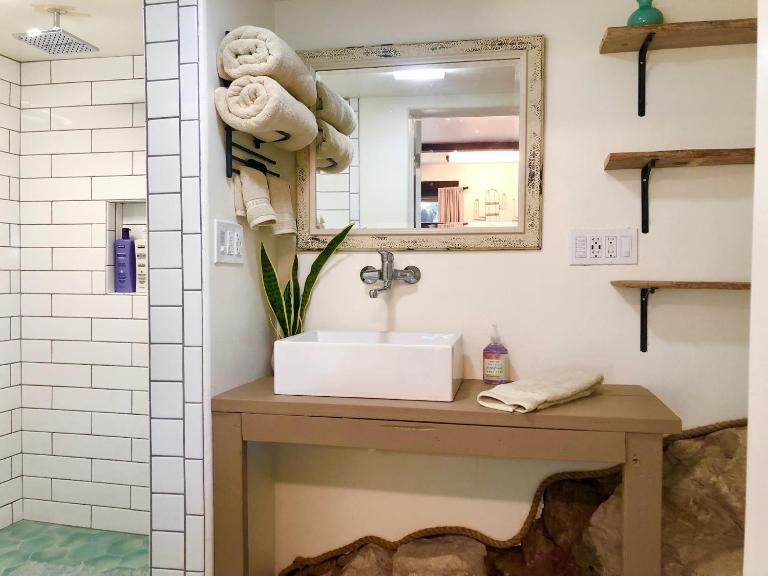 Prickly Pear Unique Studio with bathroom built into the Granite boulders, Amazing Views, Front & back porches, Firepit,Dog friendly - B&B Prescott
