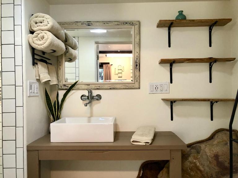 Prickly Pear Unique Studio with bathroom built into the Granite boulders, Amazing Views, Front & back porches, Firepit,Dog friendly - B&B Prescott