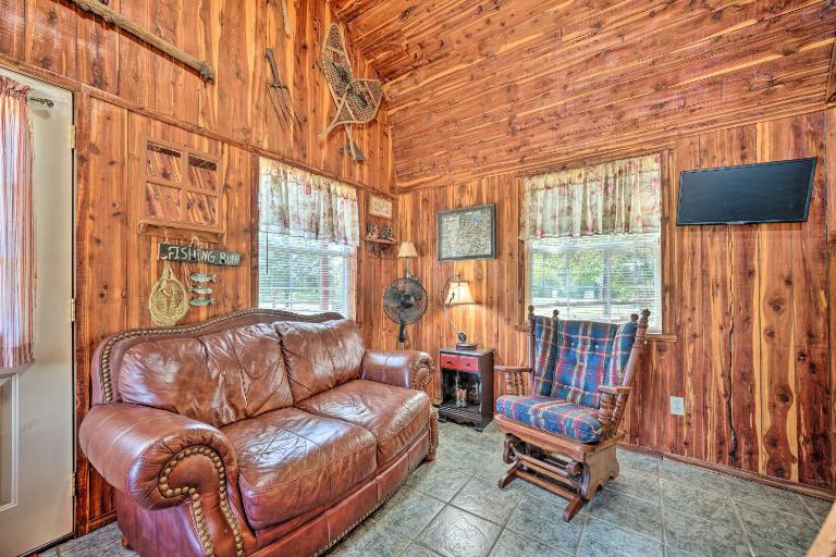 Hand-Built 'Black Fork Cabin 2' w/ Fire Pit! - B&B Nashoba