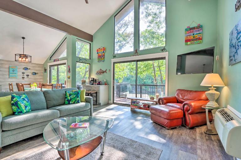 2 Mi to Margaritaville: Lake of the Ozarks Home! - Bed and Breakfast Osage Beach