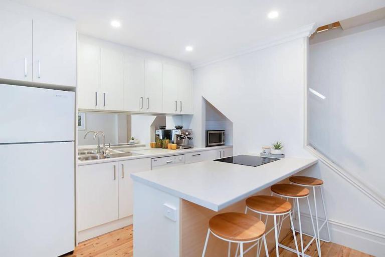 Modern Central China town Home - Free Carpark - B&B Adelaide