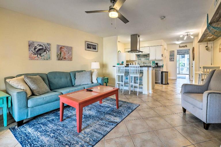Coastal Condo w/ Pool Access - Steps to Beach - Ferienwohnung Carolina Beach