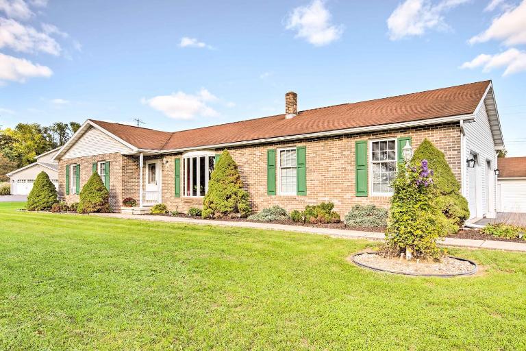 Charming Lewisburg Home w/ Hot Tub & Games! - B&B Lewisburg