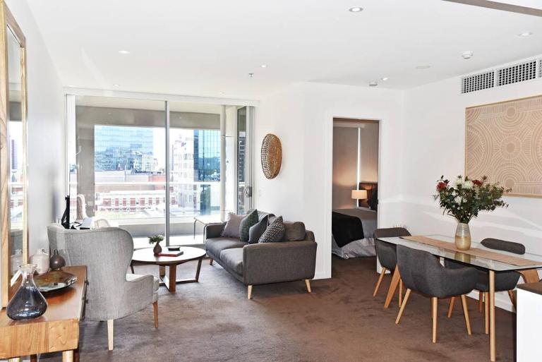 Luxury Overlooking Hindmarsh Sq with Pool & Gym - B&B Adelaide