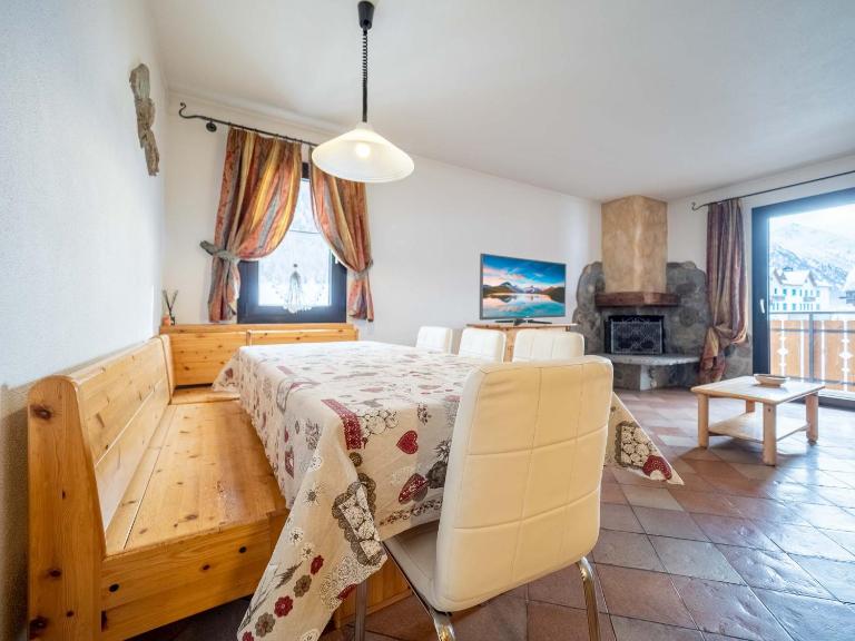 Coop Paradisin Apartment - AlpineEscape - Bed and Breakfast Livigno
