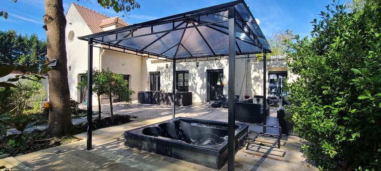 230m2 sur 3800m2 - jacuzzi 6 places - 16pers max - B&B Pontault-Combault