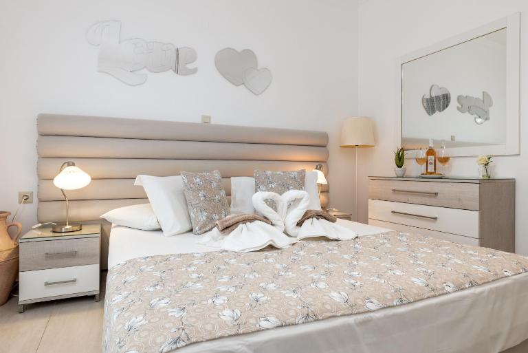 Panos Luxury Studios - Bed and Breakfast Parikia
