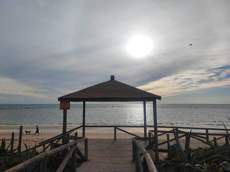 Precioso bajo muy grande a 200 metros de playa - Chambres d'hôtes Chipiona
