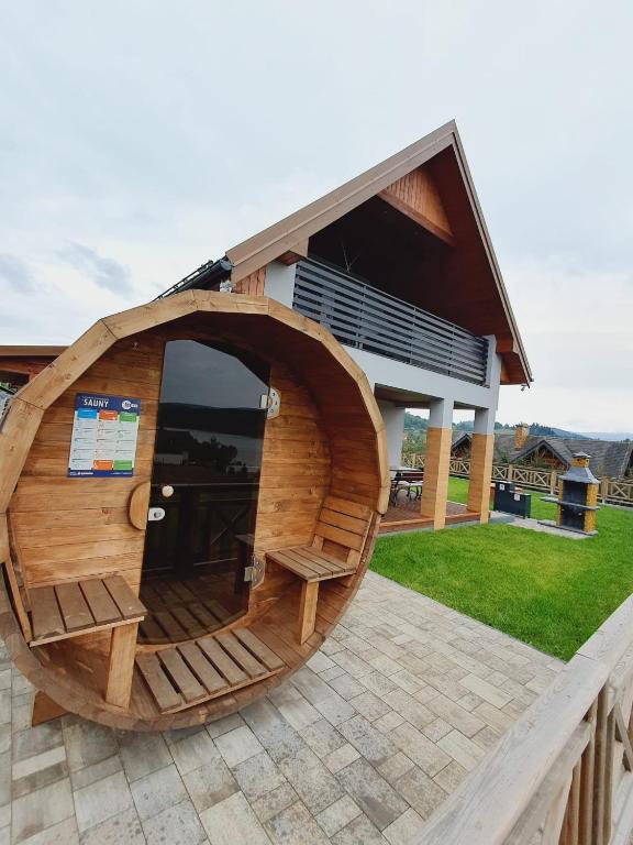 Dom Słońce PRYWATNE JACUZZI ELEKTRYCZNE W CENIE, Jezioro Solińskie, Dom na Wzgórzu SŁOŃCE, rowery, sauna - Bed and Breakfast Zawóz