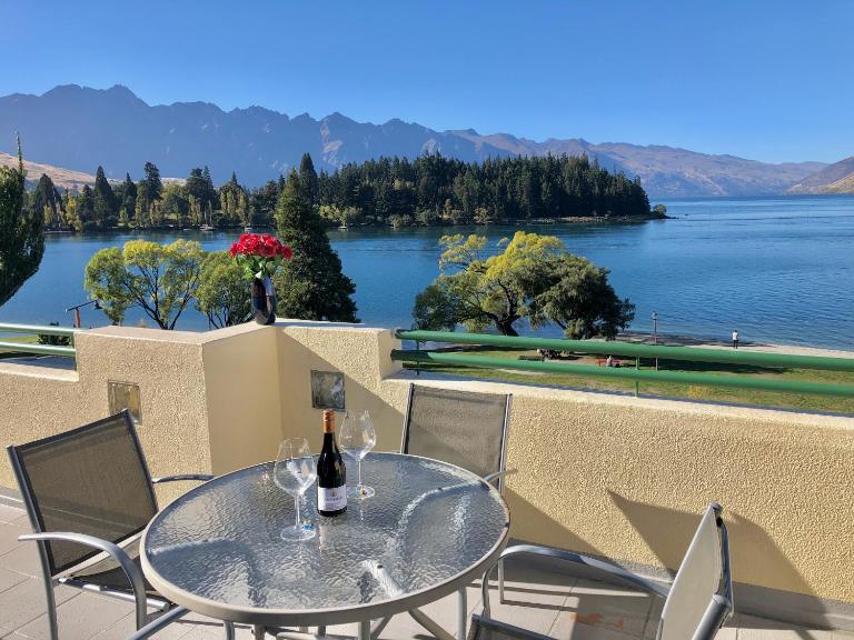Lakefront Luxury Penthouse central Queenstown - B&B Queenstown