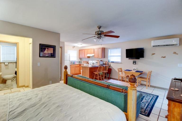 Good Old Days Cottage King Bed Pet Friendly - Ferienwohnung Daytona Beach