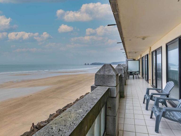 Appartement moderne en bord de mer avec balcon et parking - FR-1-2-306 - B&B Hendaye