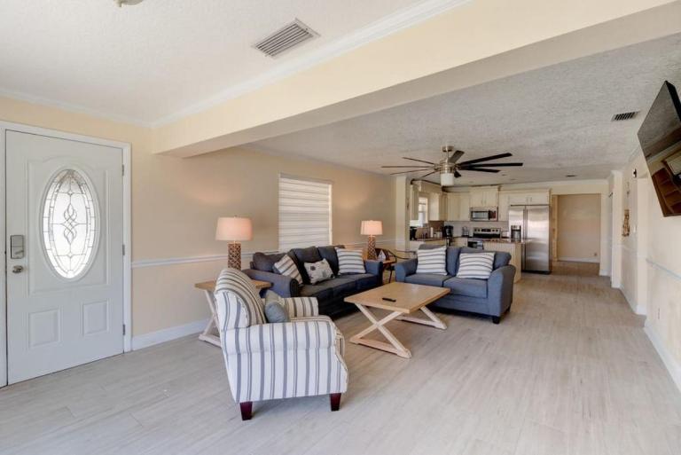 3 bedroom 2 bath home walking distance to beach - B&B Ormond Beach