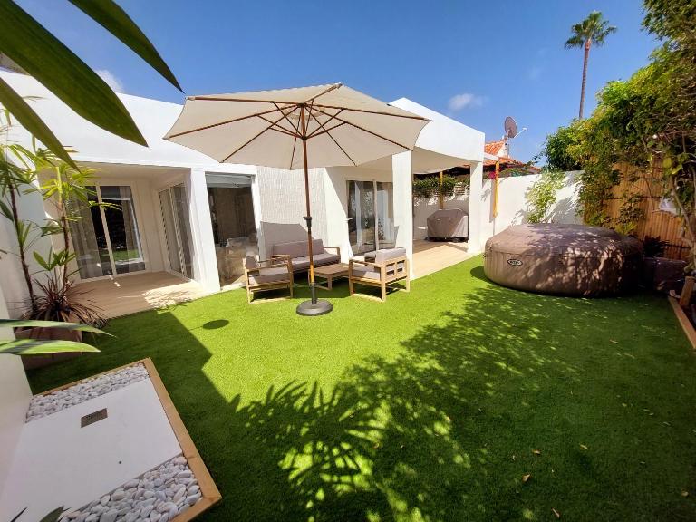 Bungalow de diseño hidromasajes terraza y piscina. - B&B San Bartolomé de Tirajana