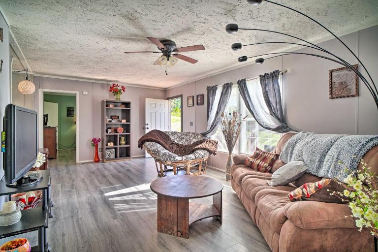Bring Your Pets! Midway Abode w/ Yard & Fire Pit - Bed and Breakfast Midway