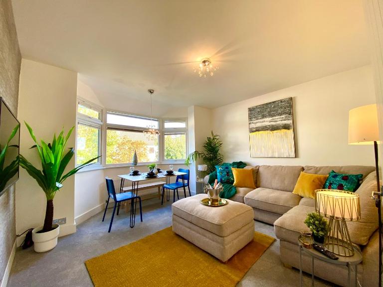 2 Min Walk to the Best Beach! Stunning Newly Refurbished Stylish 2 Bedroom Apartment! - Great Location - FREE Parking - Fast WiFi - Smart TV - sleeps up to 4! Close to Bournemouth & Poole Town Centre & Sandbanks - B&B Bournemouth