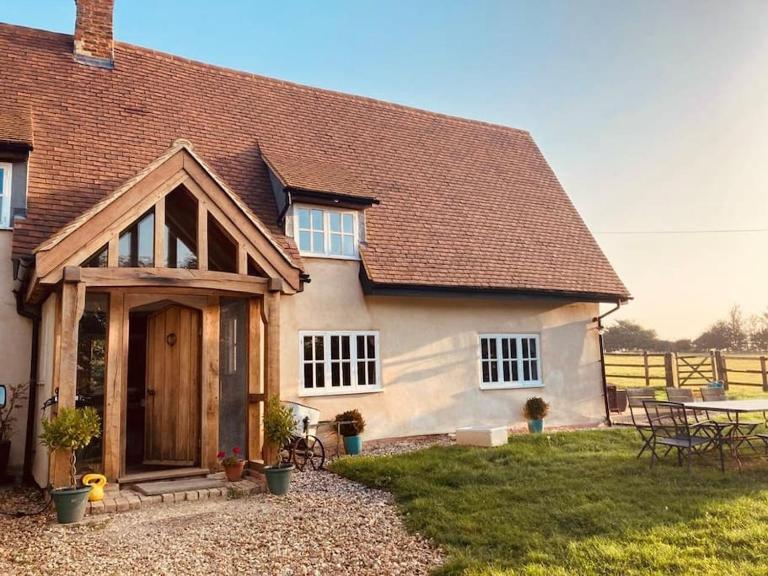2 Beds & living in our idyllic country Cottage - B&B Bedford