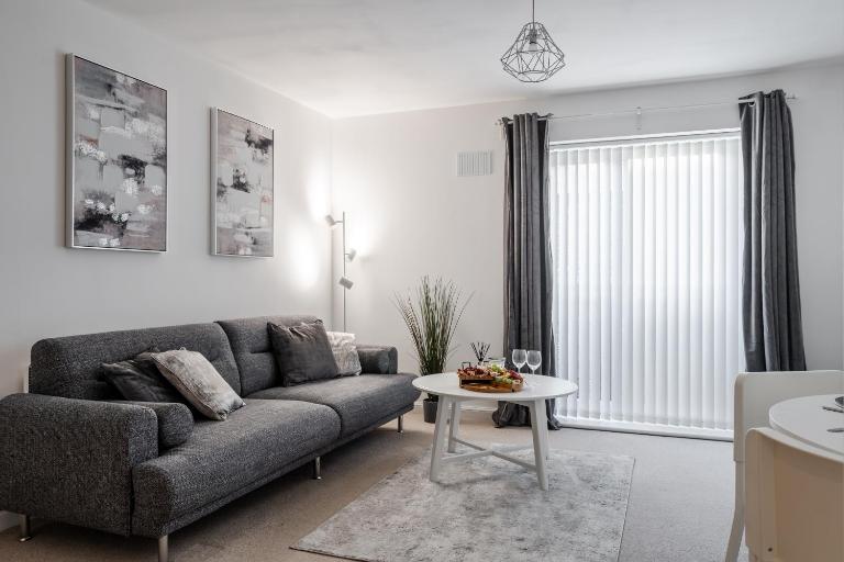 Lovely Modern 2 Bed City Centre Apartment with FREE parking - Double or Twin Beds Available - Chambres d'hôtes Wolverhampton