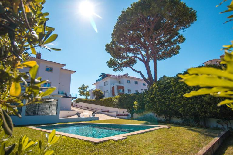 188 Apartments - Buganvília - pool and balcony - Bed and Breakfast Cascais